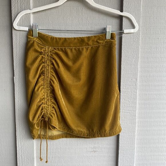 NWT - FREE PEOPLE VIVIENNE VELVET MINI SKIRT IN OLIVE GREEN SIZE: 0 - Picture 3 of 10